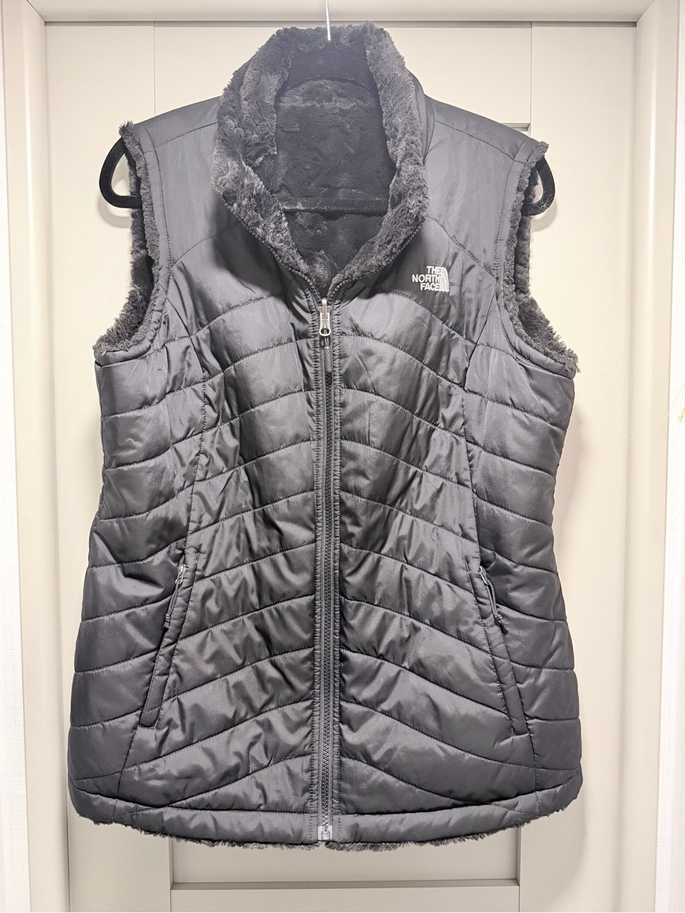 The North Face Women's reversible Black Quilted Vest - Picture 4 of 12